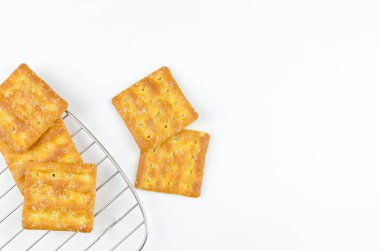 Beyaz arka planda şekerli krakerler.