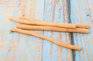 Miswak, miswaak, siwak, sewak, Arapça Salvadora persica ağacından yapılmış bir diş temizleme dalı. Malezya 'da, miswak Kayu Sugi (Malay çiğneme çubuğu olarak bilinir.).
