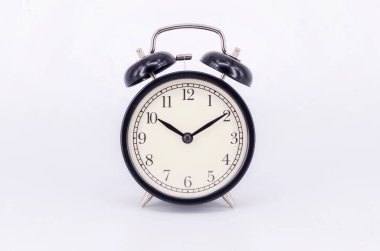 Alarm saati beyaz arkaplanda izole edildi. Seçici odak.
