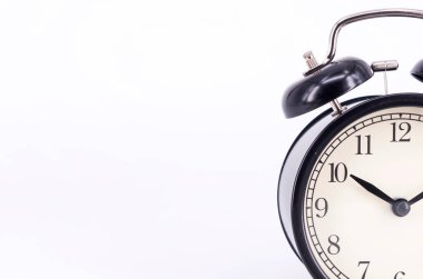 Alarm saati beyaz arkaplanda izole edildi. Seçici odak.