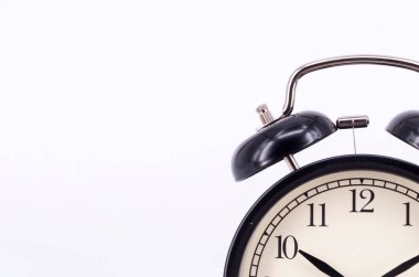 Alarm saati beyaz arkaplanda izole edildi. Seçici odak.