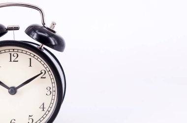 Alarm saati beyaz arkaplanda izole edildi. Seçici odak.