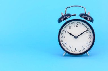 Mavi arka planda çalar saat. Seçici odak.