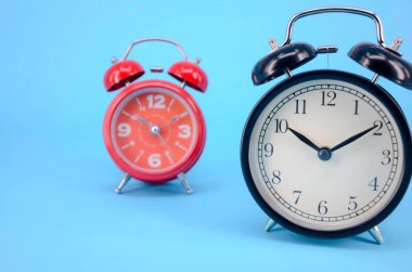 Mavi arka planda çalar saat. Seçici odak.