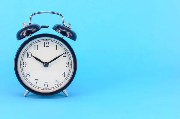 Relógio Alarme Fundo Azul Foco Seletivo — Fotografia de Stock