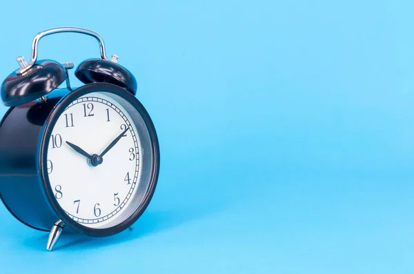 Reloj Despertador Sobre Fondo Azul Enfoque Selectivo — Foto de Stock