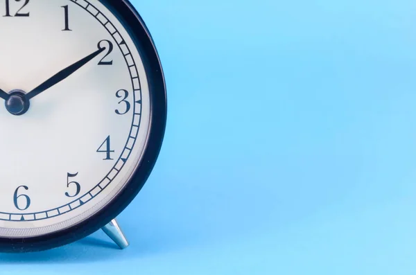 Reloj Despertador Sobre Fondo Azul Enfoque Selectivo — Foto de Stock