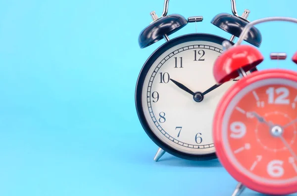 Reloj Despertador Sobre Fondo Azul Enfoque Selectivo — Foto de Stock