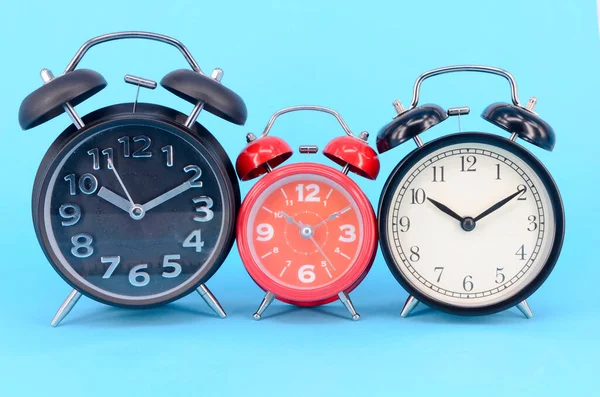 Reloj Despertador Sobre Fondo Azul Enfoque Selectivo — Foto de Stock