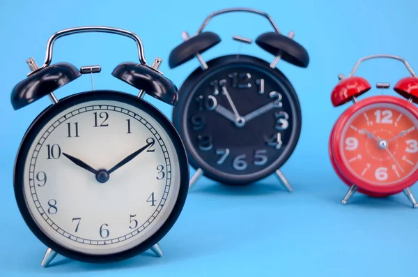 Relógio Alarme Fundo Azul Foco Seletivo — Fotografia de Stock