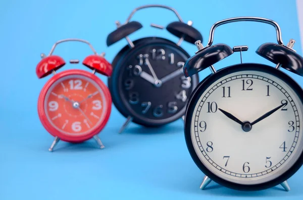 Reloj Despertador Sobre Fondo Azul Enfoque Selectivo —  Fotos de Stock