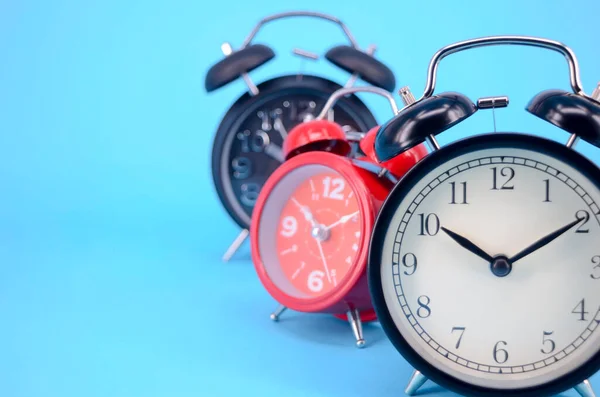 Relógio Alarme Fundo Azul Foco Seletivo — Fotografia de Stock