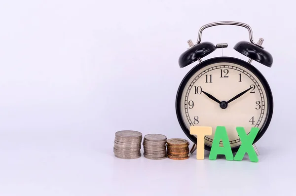 Relógio Despertador Moedas Com Tax Sobre Fundo Branco Foco Seletivo — Fotografia de Stock