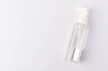 Beyaz arka planda el dezenfektanı sabunluğu var. Seçici odak.