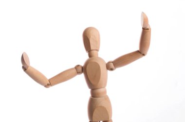 Tahta figür mankeni beyaz arkaplanda izole edilmiş eylem içinde poz verir.