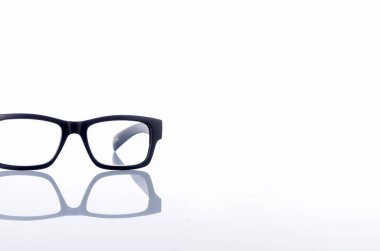 Siyah çerçevenin görüntüsü gözlüklerin beyaz izole arkaplan görüntüsü. Seçici odak.