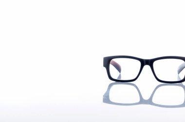 Siyah çerçevenin görüntüsü gözlüklerin beyaz izole arkaplan görüntüsü. Seçici odak.