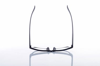 Siyah çerçevenin görüntüsü gözlüklerin beyaz izole arkaplan görüntüsü. Seçici odak.