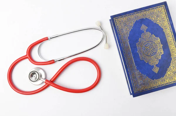 Corán Con Estetoscopio Conceptos Medicación Salud Islam Gran Palabra Árabe — Foto de Stock