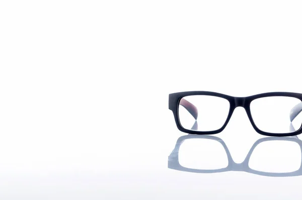 Widok Czarnej Ramki Okulary Okulary Białym Odizolowanym Tle Skupienie Selektywne — Zdjęcie stockowe