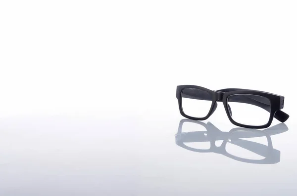 Vista Gafas Montura Negra Fondo Blanco Aislado Enfoque Selectivo —  Fotos de Stock