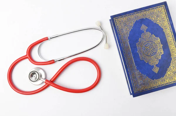 Coran Avec Stéthoscope Concepts Médicaments Soins Santé Dans Islam Grand Images De Stock Libres De Droits