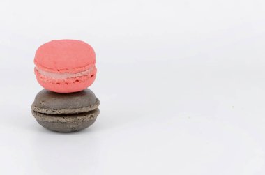 Beyaz arka planda pasta ya da badem kurabiyesi. Renkli bademli kurabiyeler. Seçici odak.