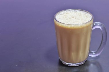 Teh Tarık ya da çekilen çay Malezya 'da ünlü bir tatlı süt çayıdır. Teh Tarık 'ın yüzeyinde kabarcık yüzüyor..