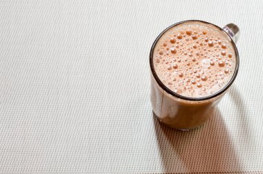 Teh Tarık ya da çekilen çay Malezya 'da ünlü bir tatlı süt çayıdır. Teh Tarık 'ın yüzeyinde kabarcık yüzüyor..