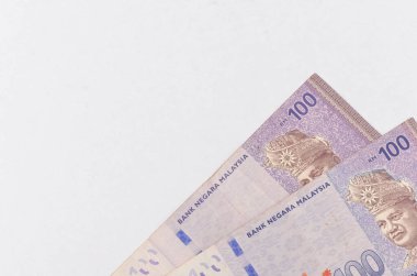 Malezya para birimi (MYR) Ringgit Malezya banknotu. Rm100 notlarında Malezya Kralı 'nın ilkini gösteren parayı kapat.