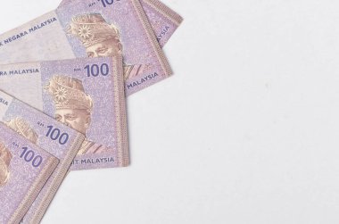 Malezya para birimi (MYR) Ringgit Malezya banknotu. Rm100 notlarında Malezya Kralı 'nın ilkini gösteren parayı kapat.