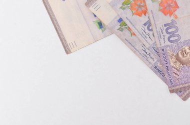 Malezya para birimi (MYR) Ringgit Malezya banknotu. Rm100 notlarında Malezya Kralı 'nın ilkini gösteren parayı kapat.
