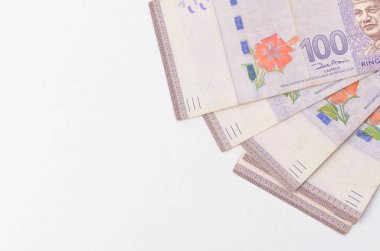 Malezya para birimi (MYR) Ringgit Malezya banknotu. Rm100 notlarında Malezya Kralı 'nın ilkini gösteren parayı kapat.