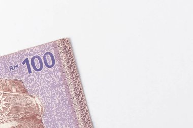 Malezya para birimi (MYR) Ringgit Malezya banknotu. Rm100 notlarında Malezya Kralı 'nın ilkini gösteren parayı kapat.