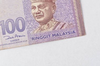 Malezya para birimi (MYR) Ringgit Malezya banknotu. Rm100 notlarında Malezya Kralı 'nın ilkini gösteren parayı kapat.