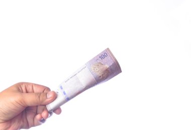 Beyaz arkaplan ve seçici odaklı 100 Ringgit Malezya (MYR) parası.