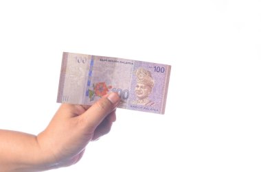 Beyaz arkaplan ve seçici odaklı 100 Ringgit Malezya (MYR) parası.