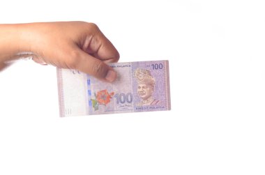 Beyaz arkaplan ve seçici odaklı 100 Ringgit Malezya (MYR) parası.