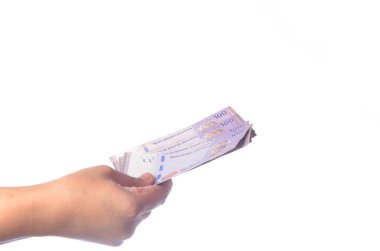 Beyaz arkaplan ve seçici odaklı 100 Ringgit Malezya (MYR) parası.