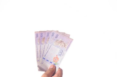 Beyaz arkaplan ve seçici odaklı 100 Ringgit Malezya (MYR) parası.