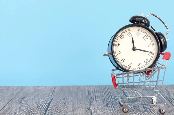 Alışveriş Arabası Ahşap Yüzeyde Klasik Çalar Saat Satış Zamanı Alışveriş — Stok fotoğraf