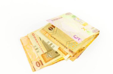 Beyaz arka planda Suudi Arabistan parası.