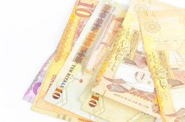 Beyaz arka planda Suudi Arabistan parası.