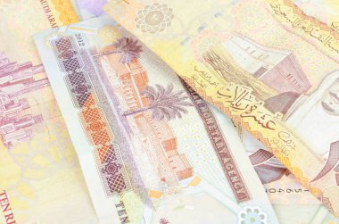 Beyaz arka planda Suudi Arabistan parası.