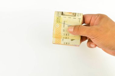 Beyaz arka planda Suudi Arabistan parası.