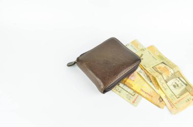 Beyaz arka planda Suudi Arabistan parası.