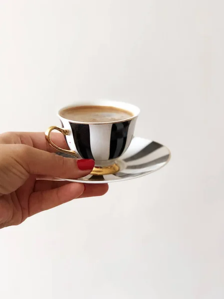 Türk kahvesi fincan izole beyaz arka planda tutan kadın