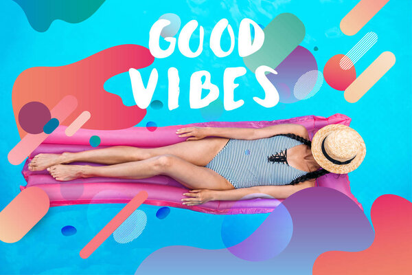 женщина на надувном матрасе в бассейне
