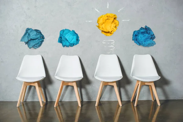 fikir iş için sandalye ile röportaj ve buruşuk kağıtlar 