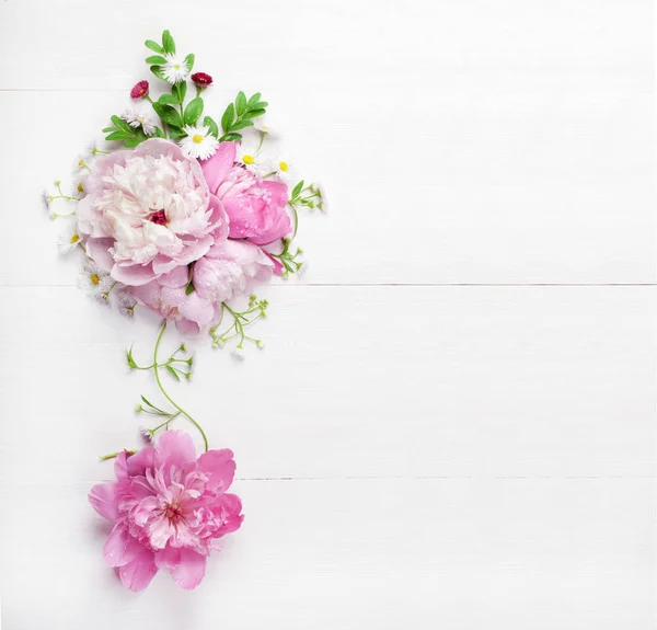 Bukett Med Vackra Rosa Pioner Vit Trä Bakgrund Ovanifrån Kopiera — Stockfoto